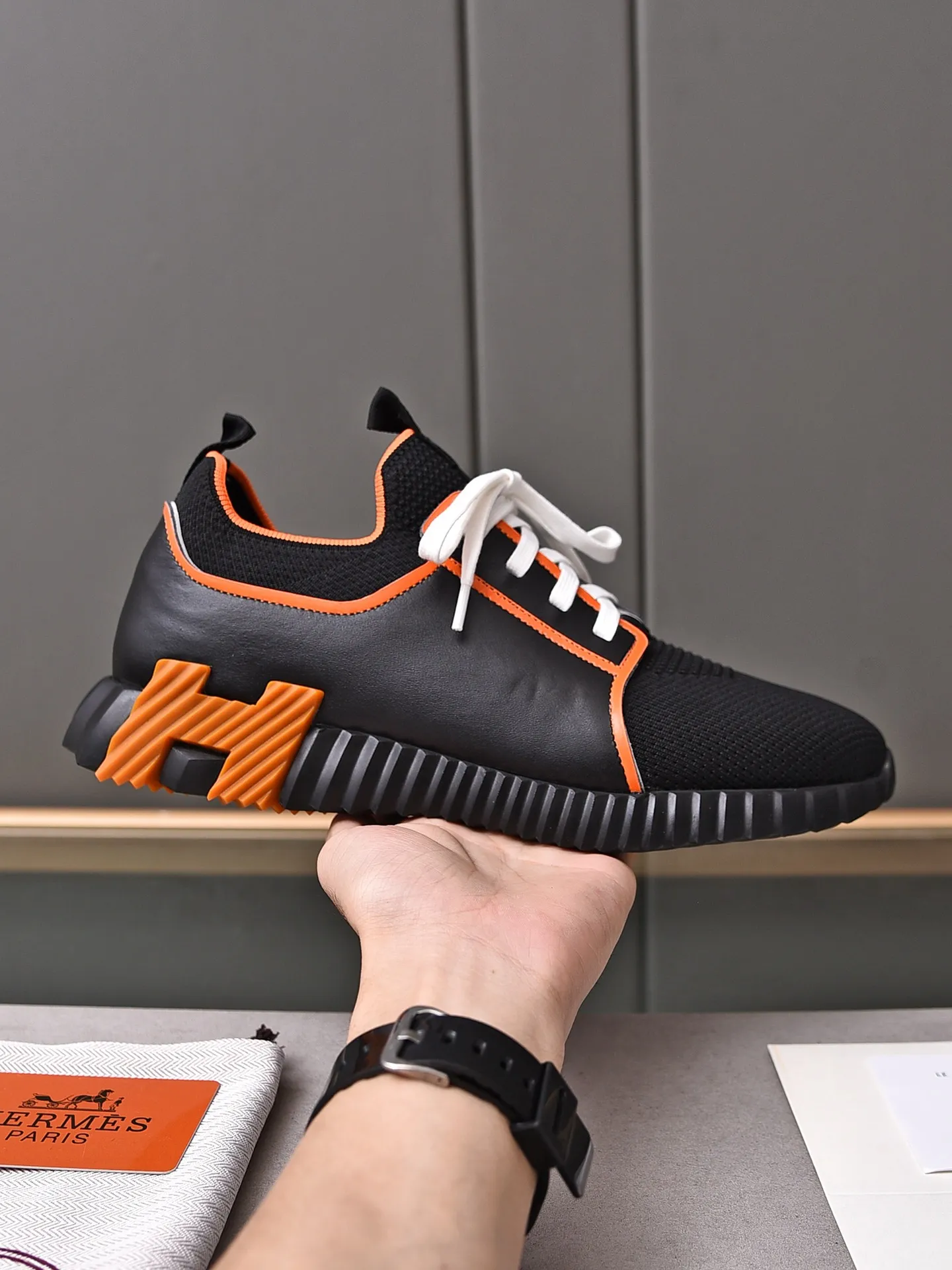 Factory price PP600 [Hermes] fe new arrival~ New Bouncing sneakers are the most comfortable shoes from Hermès, no one else⃣️. They are very light on the feet and look great. You won’t feel tired even when you go shopping and running around. 👍 Very light and comfortable, very light, suitable for both sports and leisure, and feel great when you step on them! It’s up to you to choose, there’s always what you want~ ✔️Fabric: Imported first-layer cowhide + high-elastic fly weave ✔️Inner lining: Imported water-dyed cow lining ✔️Outsole: Seamless combination of IP+TPU (multi-color letters) German technology irradiation machine ✔️Code number: Male 38-44 (45 customized)